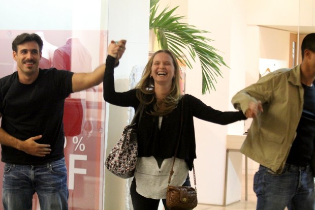 Fernanda Rodrigues passeia com Raoni Carneiro e Marcius Melhem em shopping do Rio (Foto: Rodrigo dos Anjos / AgNews)