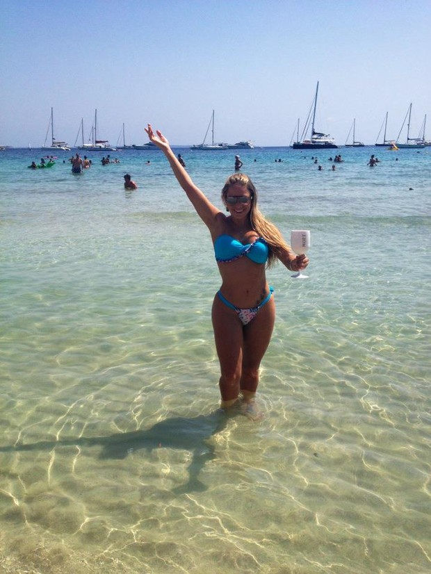Peladona de congonhas posa de biquíni em praia em Ibiza (Foto: Divulgação / CO Assessoria)