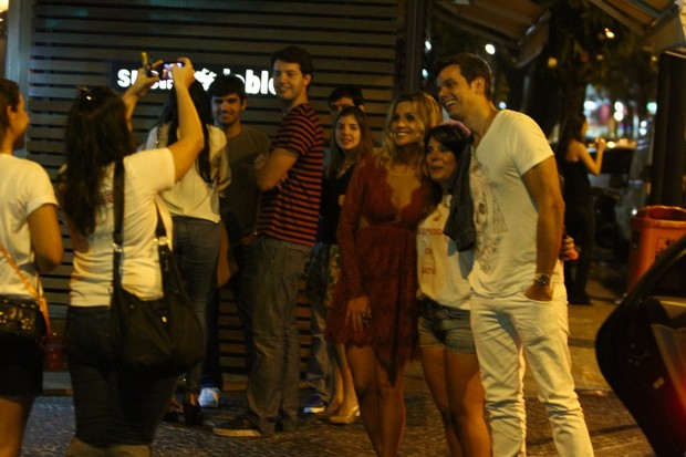 Flávia Alessandra e Otaviano Costa atendem fãs na porta de restaurante (Foto: Marcello Sá Barretto/Foto Rio News)