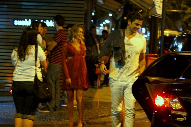 Flávia Alessandra e Otaviano Costa saindo de restaurante no Rio (Foto: Marcello Sá Barretto/Foto Rio News)