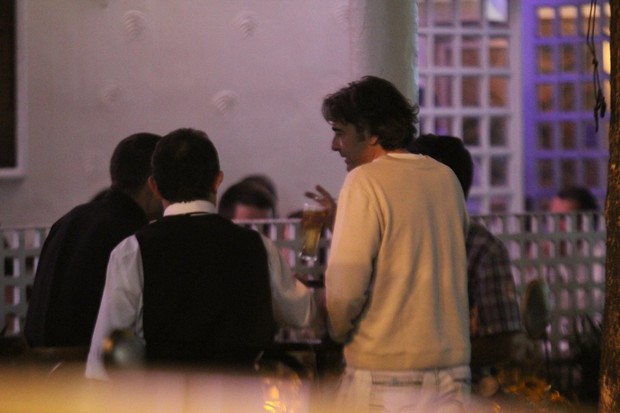 Alexandre Borges em bar com amigos no Rio (Foto: Rodrigo dos Anjos/Ag. News)