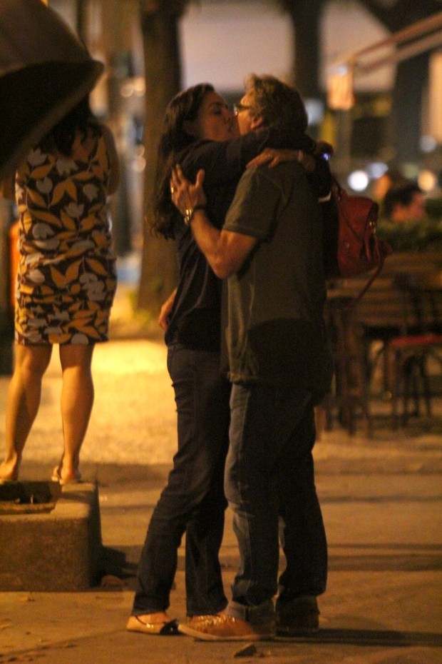 Herson Capri beija mulher em frente a restaurante no Rio (Foto: Rodrigo dos Anjos/Ag. News)