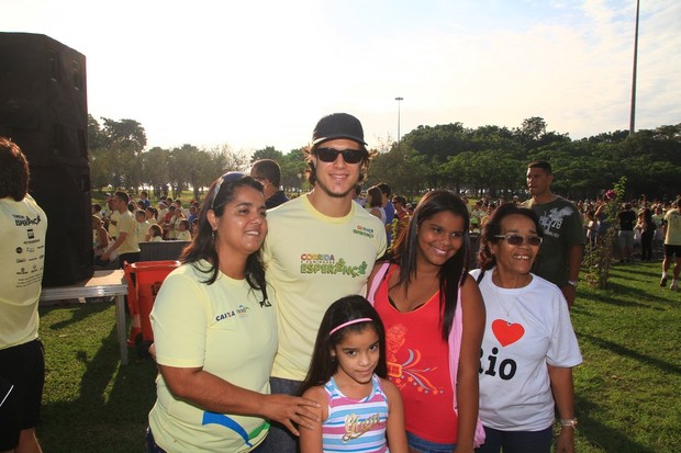 Emiliano D'avila na Corrida e Caminhada Esperança com fãs (Foto: Clayton Militão/Photorio News)