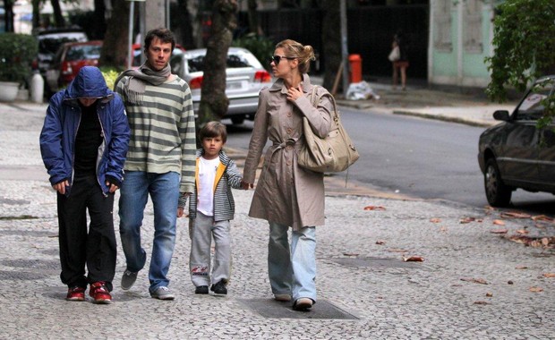 Carolina Dieckmann com a família no Leblon, no Rio (Foto: André Freitas/AgNEws)