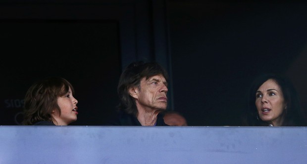 Lucas e Mick Jagger acompanham o atletismo  (Foto: Agência/ Reuters)