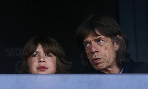 Lucas e Mick Jagger acompanham o atletismo (Foto: Agência/ Reuters)