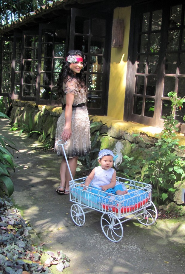 Aline Barros posa com a  filha Maria Catherine para campanha de grife infantil (Foto: Divulgação)