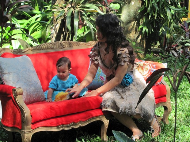 Aline Barros posa com a  filha Maria Catherine para campanha de grife infantil (Foto: Divulgação)