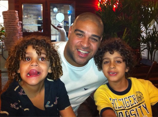 Adriano posa com os filhos Sophia e Adrianinho (Foto: Divulgação/Divulgação)