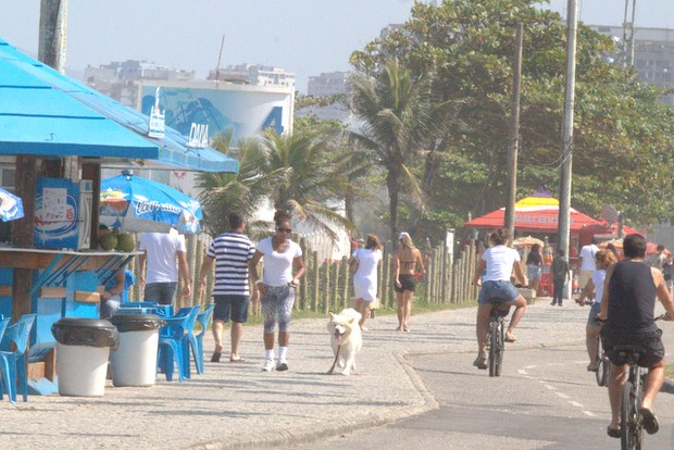 Adriana Bombom caminha na orla da Barra da Tijuca, Rio de Janeiro, com cachorro (Foto: Fabio Martins / AgNews)