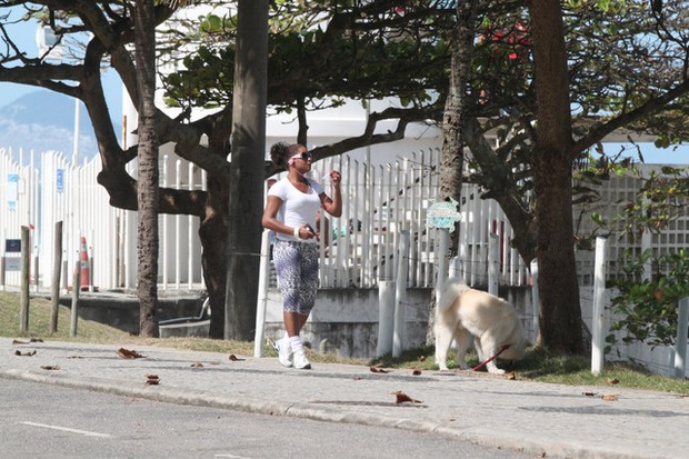 Adriana Bombom caminha na orla da Barra da Tijuca, Rio de Janeiro, com cachorro (Foto: Fabio Martins / AgNews)
