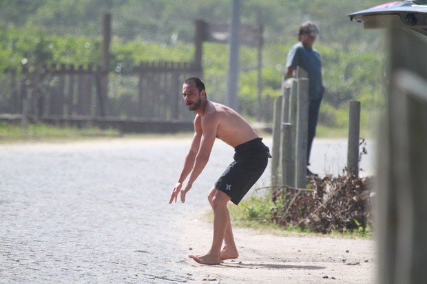 Rodrigo Santoro na praia de Grumari, no Rio (Foto: Delson Silva / Ag News)