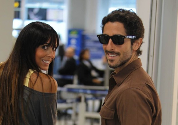 Marcos Mion e mulher no aeroporto Santos Dumont, Rio de Janeiro (Foto: Leotty Junior / AgNews)