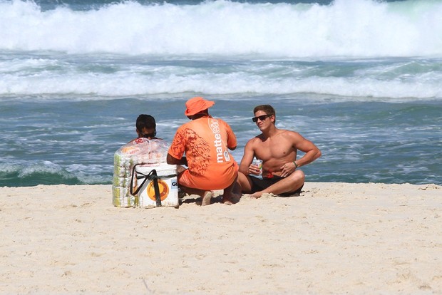 Romulo Arantes e amigo em praia na Barra da Tijuca, Rio de Janeiro (Foto: Clayton Militão / Foto Rio News)