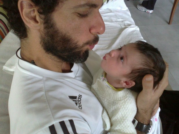 Mouhamed Harfouch com a filha Ana flor, de 1 mês (Foto: Arquivo Pessoal)