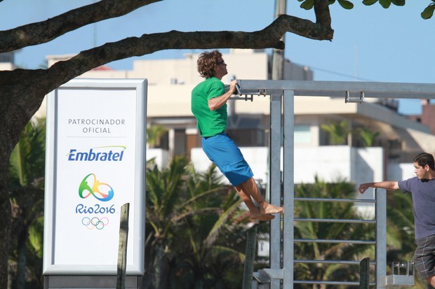 Kayky Brito se exercita em praia do Rio (Foto: Dilson Silva / AgNews)