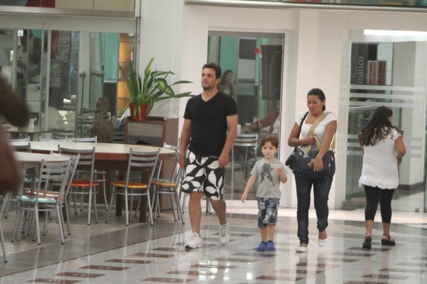 Rodrigo Lombardi com o filho em shopping do Rio (Foto: Delson Silva / Ag News)