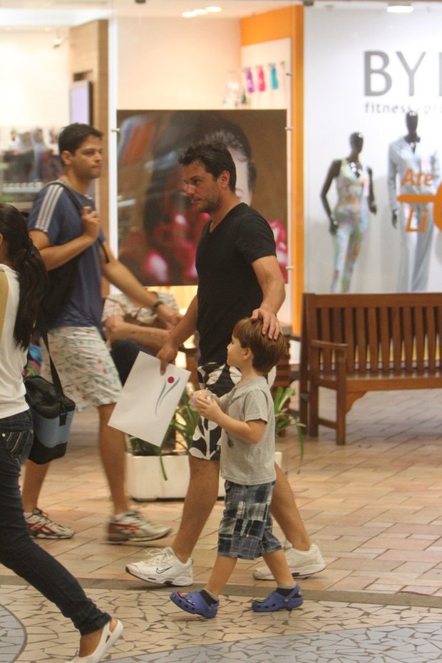 Rodrigo Lombardi com o filho em shopping do Rio (Foto: Delson Silva / Ag News)