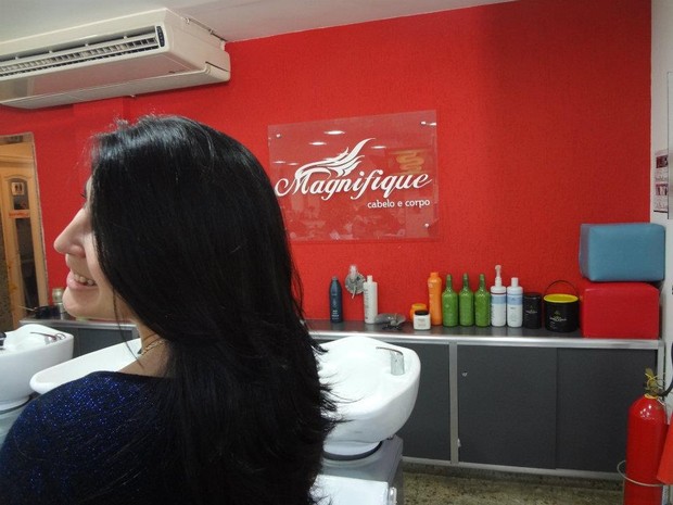 Priscila Pires no cabeleireiro (Foto: Divulgação)