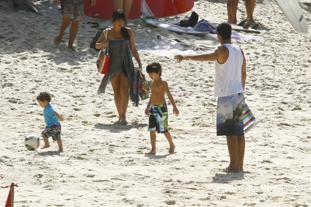 Daniele Suzuki e família na Prainha, Rio de Janeiro (Foto: Jeferson Ribeiro / FotoRioNews)