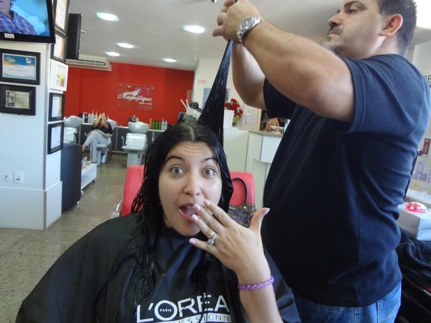 Priscila Pires no cabeleireiro (Foto: Divulgação)