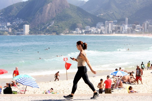 Luiza Brunet caminha na orla de Ipanema, no Rio de Janeiro (Foto: Gil Rodrigues /  FotoRioNews)