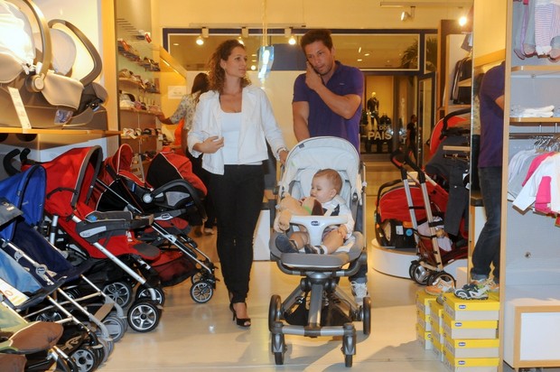 Juliana Camatti, Mario Frias e Laura passeiam em shopping (Foto: Juliana Rezende / Divulgação)