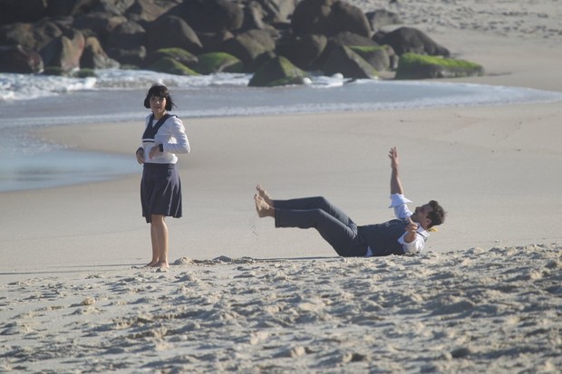 Vanessa Giácomo e henri Castelli gravam 'Gabriela' na praia da Macumba (Foto: Delson Silva / Ag News)