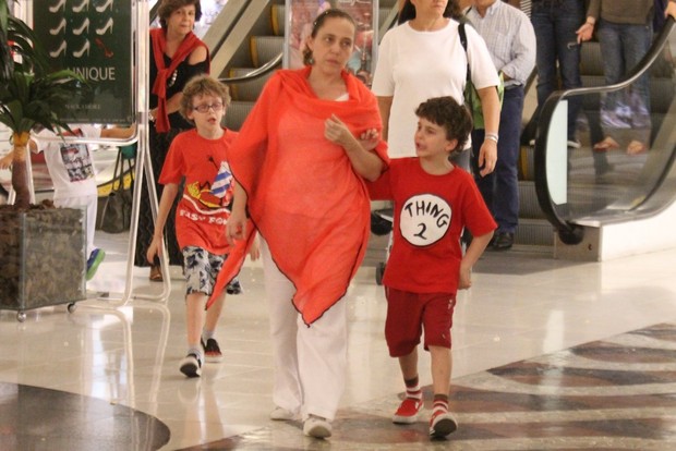 Isabela Garcia passeia com os filhos em shopping do Rio (Foto: Rodrigo dos Anjos / AgNews)