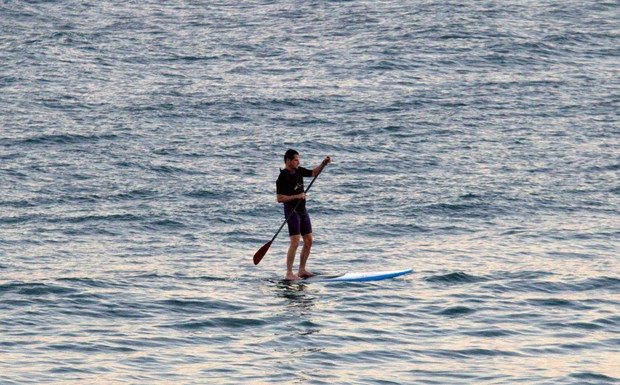 Marcelo Serrado pratica stand up paddle (Foto: Wallace Barbosa / AgNews)