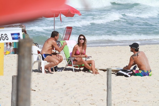 Thaila Ayala e Paulo Vilhena em praia no Recreio, Rio de Janeiro (Foto: AgNews/Dilson Silva)