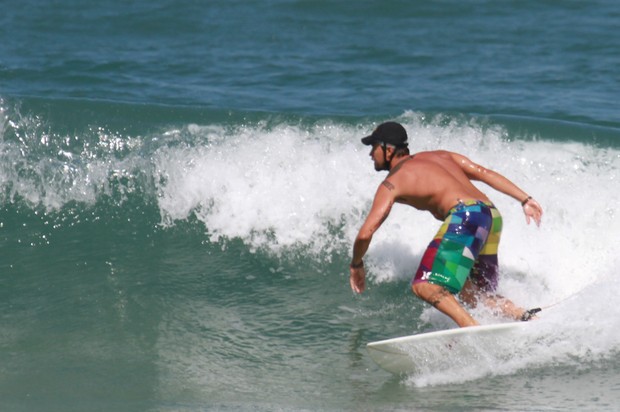 Paulo Vilhena surfando em praia no Recreio, Rio de Janeiro (Foto: AgNews/Dilson Silva)