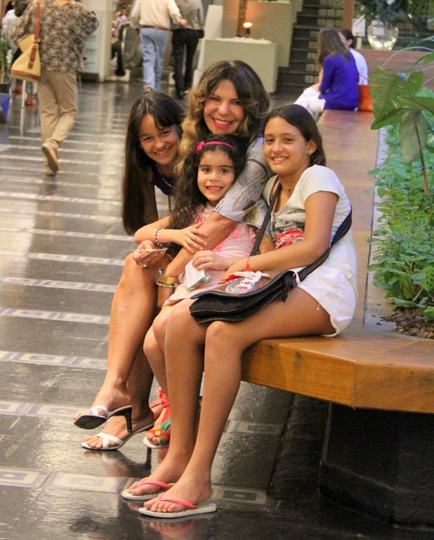 Elba Ramalho com as filhas no shopping (Foto: Daniel Delmiro/Ag.News)