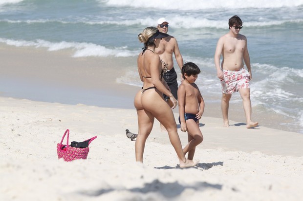 Andréa de Andrade, ex-rainha da mocidade, na praia da Barra da Tijuca com o filho, no Rio de Janeiro (Foto: Marcos Ferreira / PhotoRioNews)