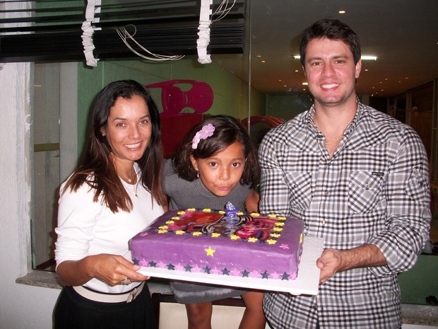 Ao lado do marido, Alaor Paris, Mônica Carvalho comemora os 8 anos da filha, Yaclara (Foto: Glaycon Muniz/Divulgação)