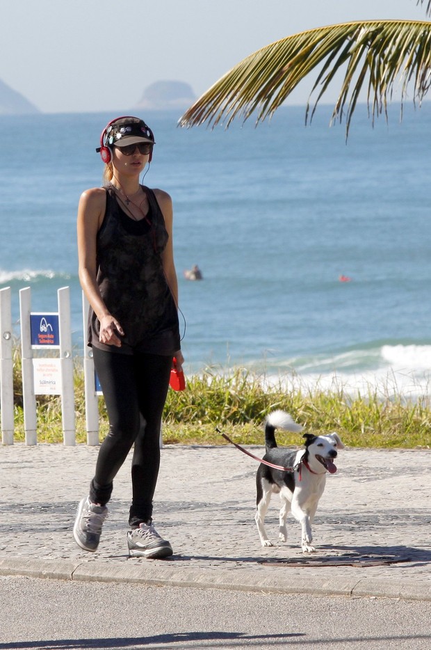 Ellen Jabour passei com cãozinho na orla da Barra da Tijuca, Rio de Janeiro (Foto: Marcos Ferreira / FotoRioNews)