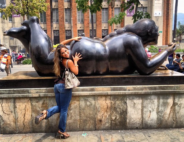 Mayra Cardi ex-bbb posta foto com escultura de 'gordinhas' (Foto: Instagram / Reprodução)