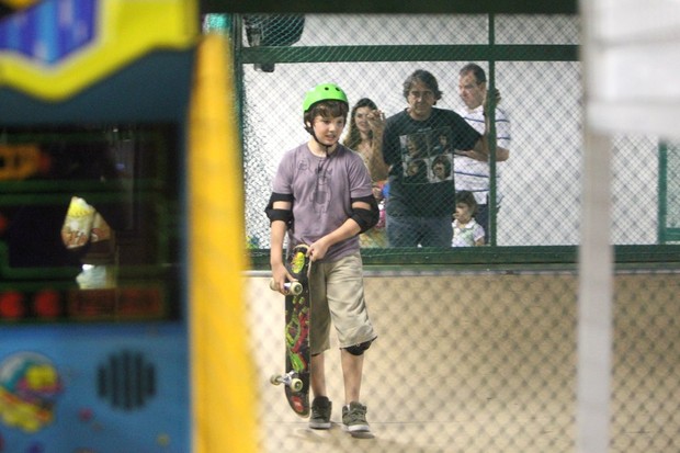 Alexandre Borges assiste à perfomance no skate de seu filho, Miguel (Foto: Delson Silva/AgNews)