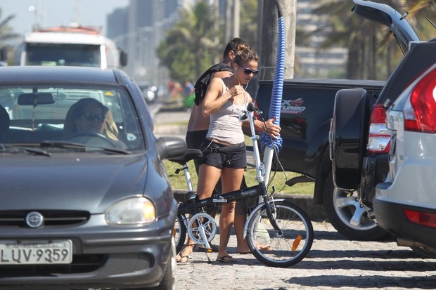 Fernanda de Freitas pedalando na orla da Barra da Tijuca, Rio de Janeiro (Foto: Delson Silva / AgNews)
