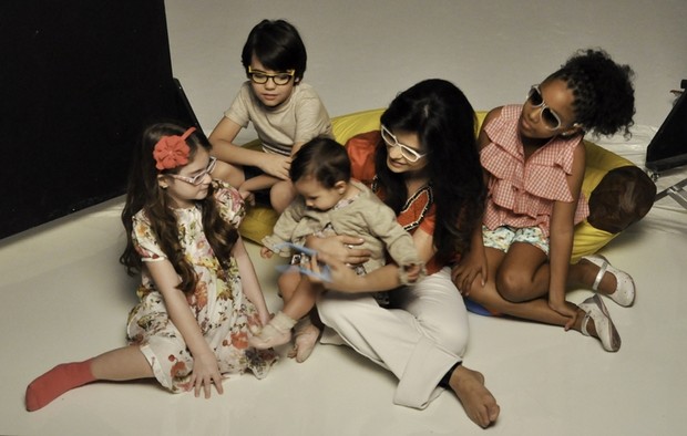  Aline Barros fotografa para campanha publicitária de óculos infantis (Foto: Divulgação)