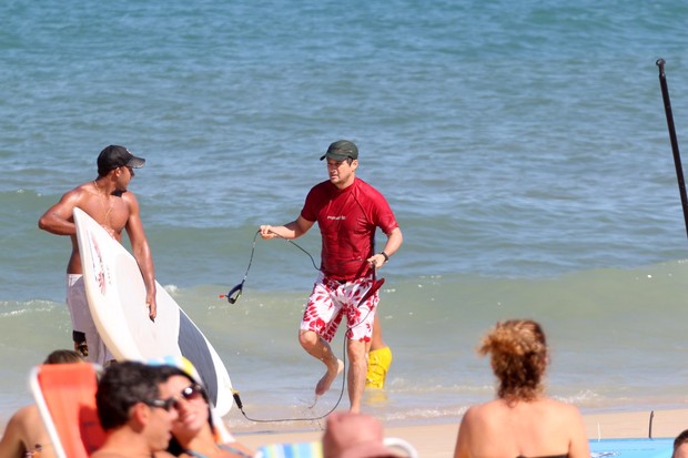 Marcelo Serrado faz stand-up na praia de Ipanema (Foto: Wallace Barbosa/AgNews)