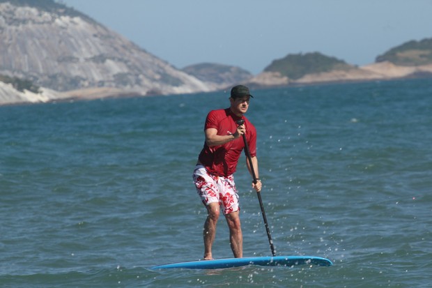Marcelo Serrado faz stand up paddle na praia de Ipanema (Foto: Wallace Barbosa/AgNews)