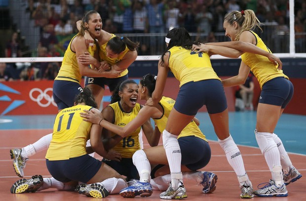Jogadoras da seleção feminina de vôlei comemoram o ouro olímpico (Foto: REUTERS/Ivan Alvarado)