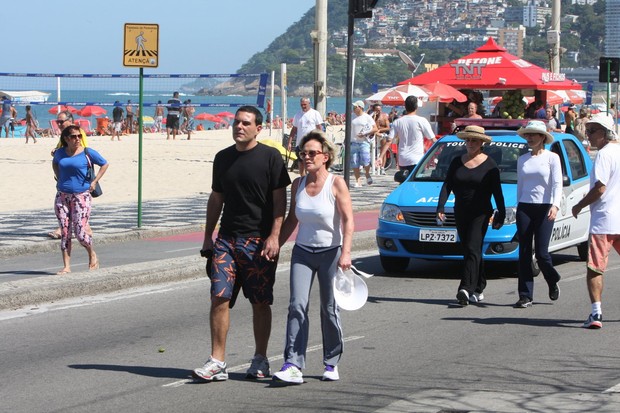 Ana Maria Braga e marido na orla do Leblon, Rio de Janeiro (Foto: Gil Rodrigues /  FotoRioNews)