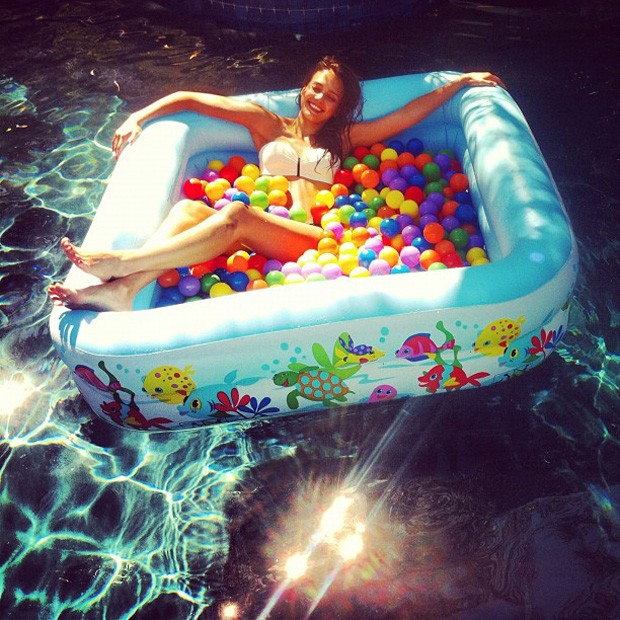 Jessiba Alba posta foto  na piscina (Foto: Instagram / Reprodução)