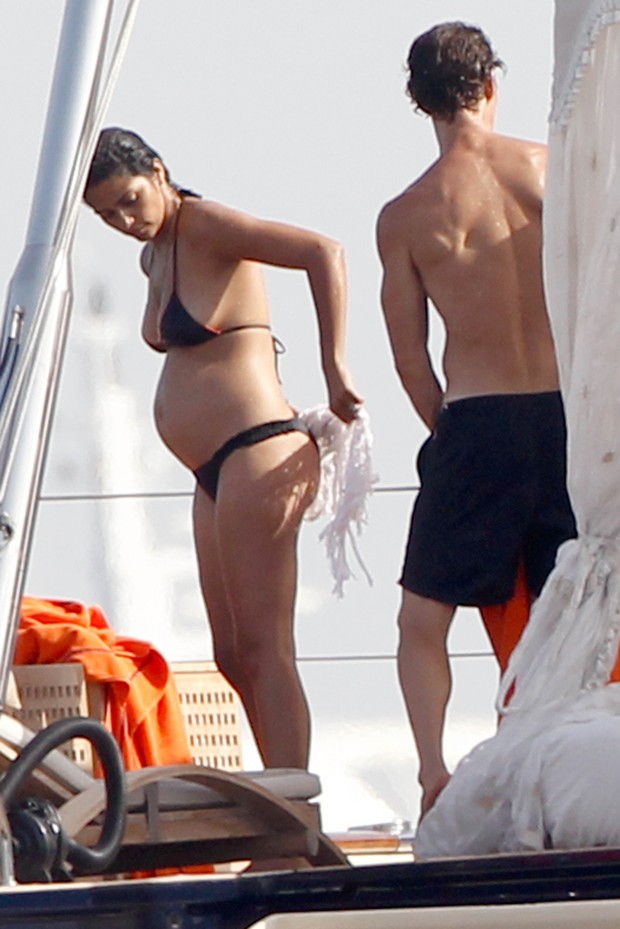Camila Alves exibe barrigão durante passeio de barco com o marido, Matthew McCounaghey (Foto: Grosby Group)