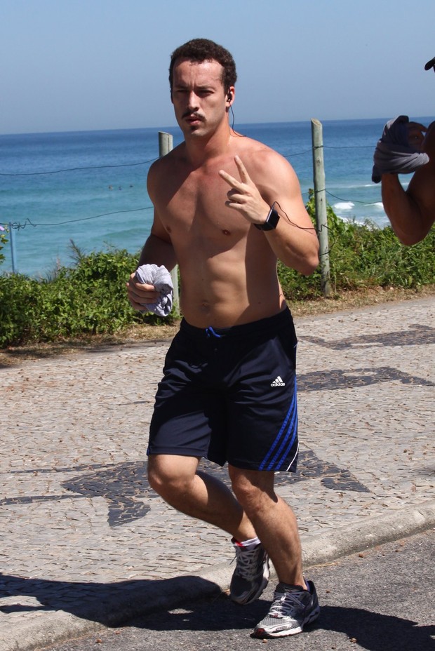 Rodrigo Andrade corre na orla da Barra (Foto: Jeferson Ribeiro / Foto Rio News)