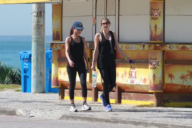 Grazi Massafera e Ana Lima caminham na orla (Foto: Dilson Silva / AgNews)