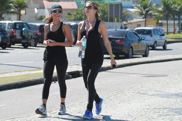 Grazi Massafera e Ana Lima caminham na orla (Foto: Dilson Silva / AgNews)