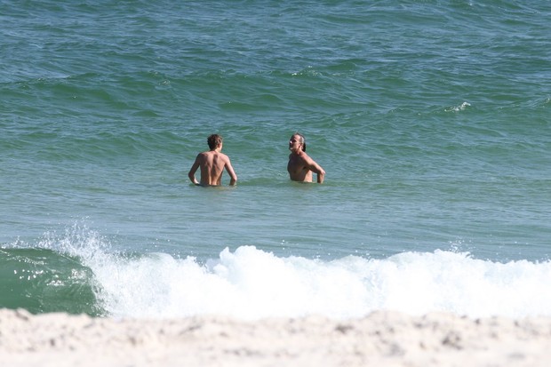 Marcello Novaes com o filho na praia (Foto: Fábio Martins / AgNews)